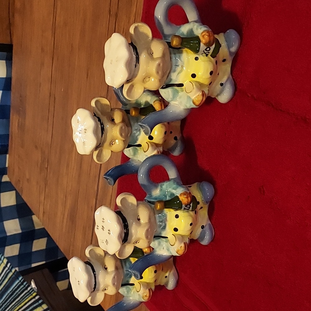 4 pig tea cups